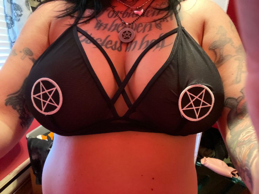 mendrixxx666 OnlyFans doing stockings