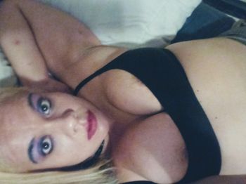 miabia10 OnlyFans submissive selfie