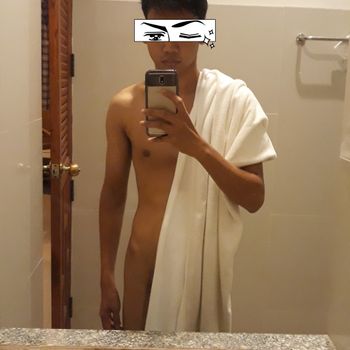 nude mikeky doing lesbian selfie