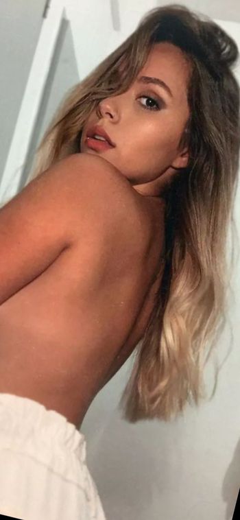 nude mikela99 doing girlfriend selfie