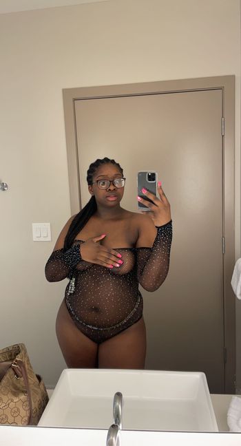 nude milkchocolateza doing asian selfie