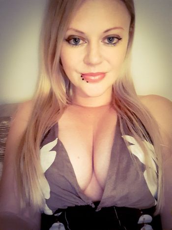 nude minx_incognito showing white selfie