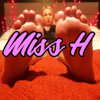 nude miss_h_footplay doing couple selfie