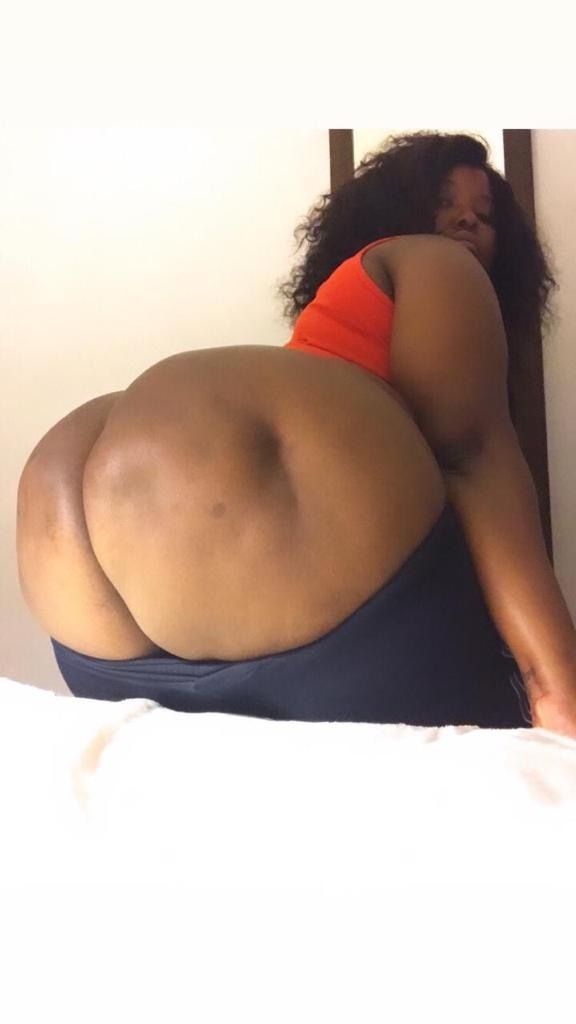 missthickkiki_ OnlyFans showing curves