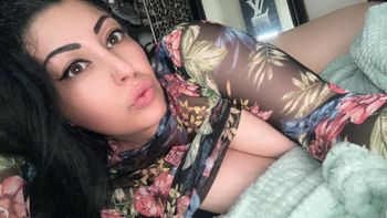 nude mlfnxtdoor showing latina selfie