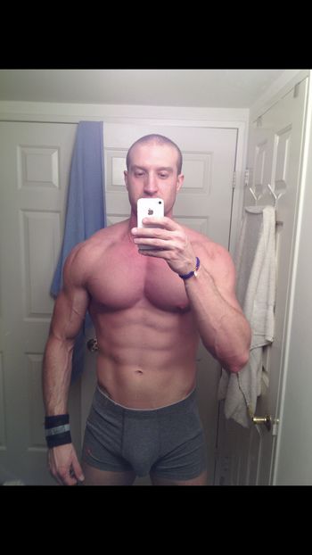 nude mr.secretdaddy doing messaging