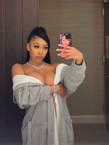 nude msnikkistar posting ebony selfie