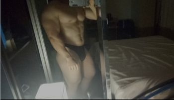 nude muscle_worship_real showing nude selfie