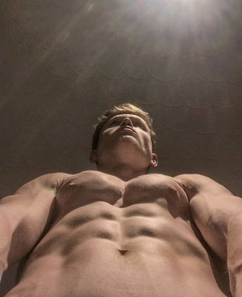 nude muscledude.69 showing fit selfie