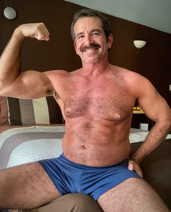 nude musclefiber California selfie