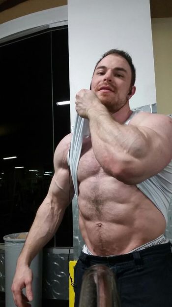 nude musclegodbrendan leaking fit selfie