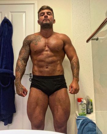 nude musclehunk recording male selfie