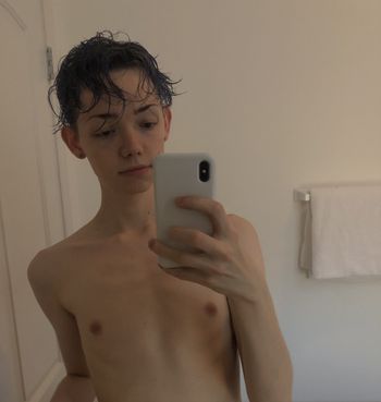 nathanvierke OnlyFans messaging selfie