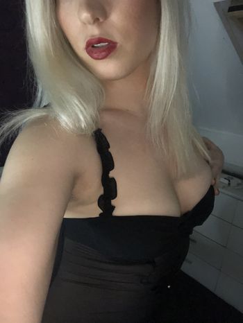 naughtyizzy OnlyFans streamer selfie