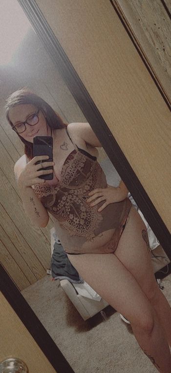 nude naughtynkkiluv showing slut selfie