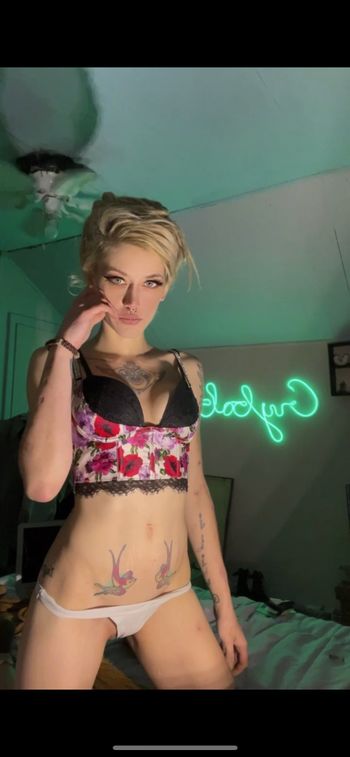 nude neon.pixie leaking lingerie selfie