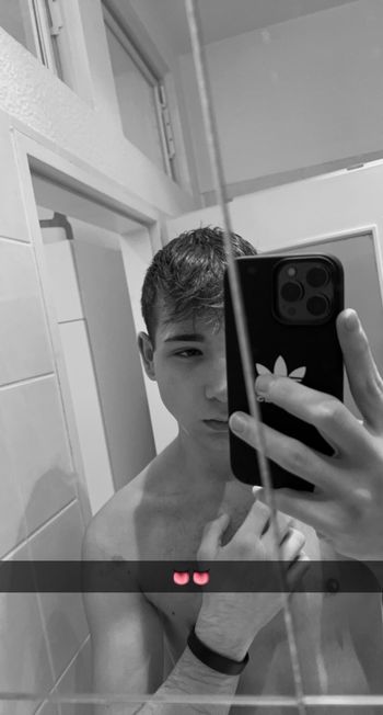 nude nick_vibes showing toys selfie