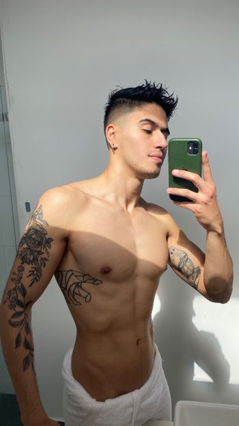 nude nicolas_q9 posting asian selfie