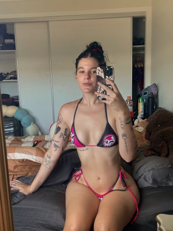 nude ninachelss doing united states selfie