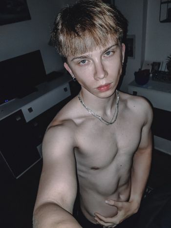 nude nissyen7 showing trans selfie