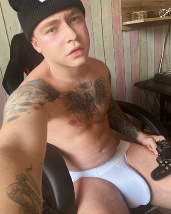 nude northemfree doing streamer selfie