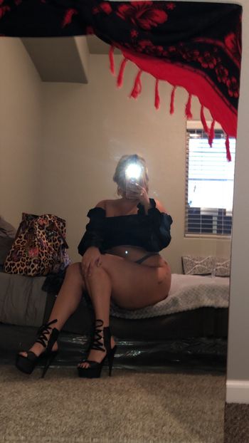 nude ooohsweetcherriess doing custom content selfie