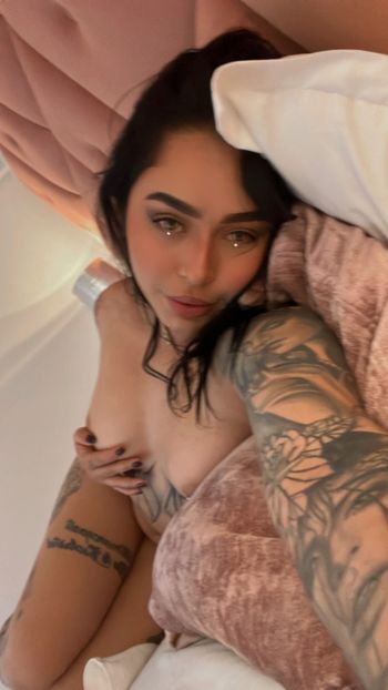 nude pamelamendoza1 doing middle eastern selfie