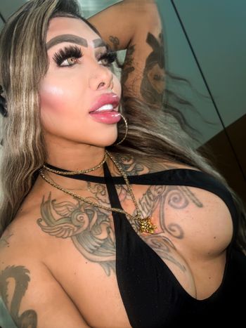 nude paris_official doing latina selfie