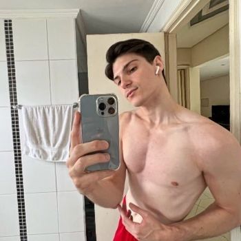 nude peter_br posting submissive selfie