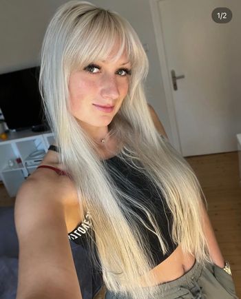 nude pia.sti showing white selfie