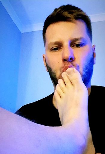 nude polishfeetmaster showing male selfie