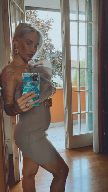 nude pregnancygiglianfoster recording pregnant