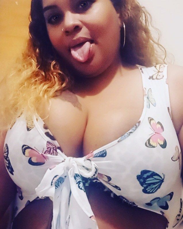 qu33n_redd OnlyFans doing latina