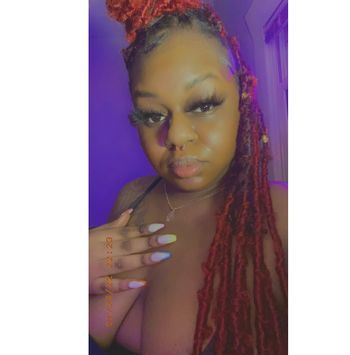 nude queenmaae showing ebony selfie