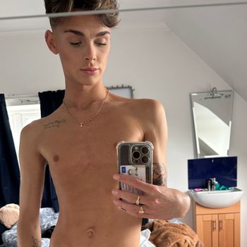 nude reubenray doing fitness selfie