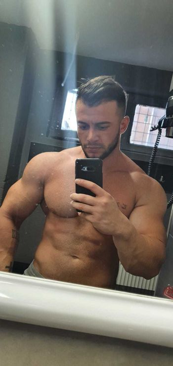 nude rickymiami messaging selfie