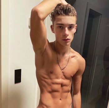 nude romeo_twink leaking white selfie