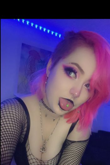 nude roxxi-moron doing streamer selfie