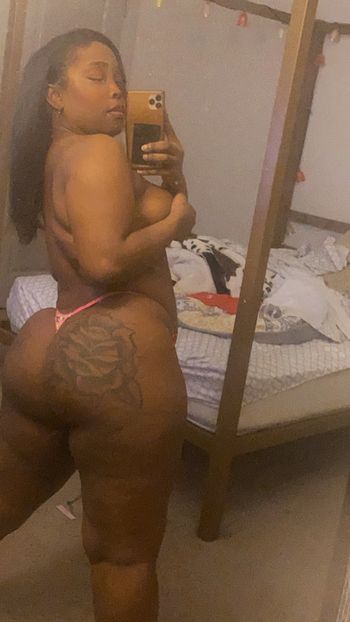 nude roxxym doing bbw selfie