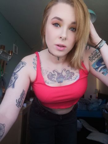 nude rubyfirexo showing messaging selfie