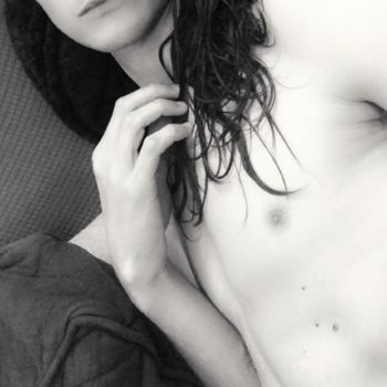 nude sageinacage doing messaging selfie