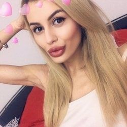 nude selenasimmm recording blonde selfie