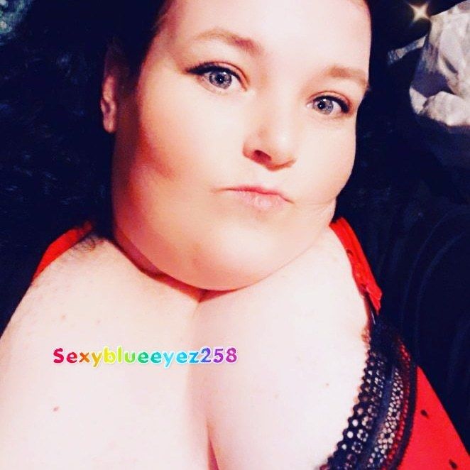 sexyblueeyez2582021 OnlyFans doing white