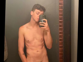 nude shapeyshaperson showing messaging selfie