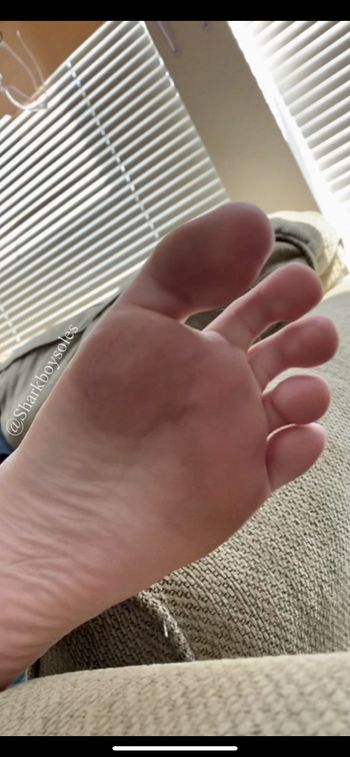 nude sharkboysoles doing feet selfie