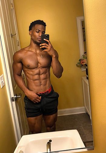 shredzaddy OnlyFans messaging selfie