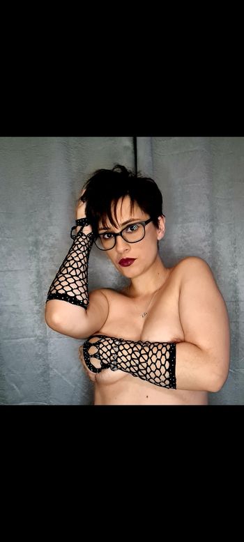 nude skylarriris posting custom content