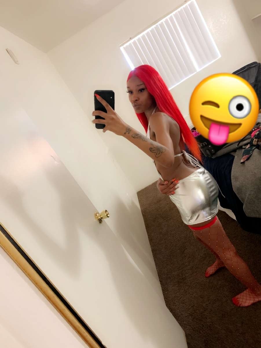 nude slim_goodie96 showing white selfie