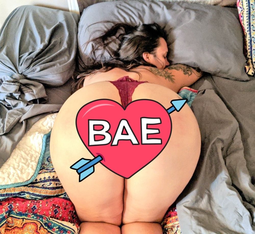 slimthiccwife OnlyFans showing bbw