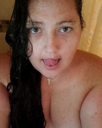 nude small-town.curvy-girl posting nerd selfie